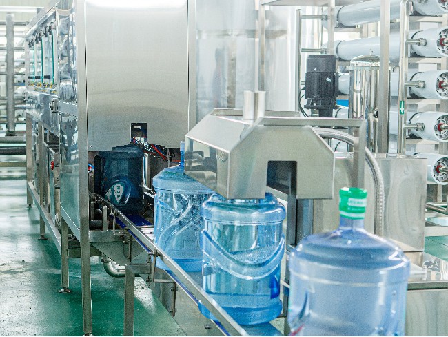 礦泉水自動灌裝機(jī)價(jià)格